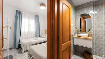 Dusj, hårføner og håndklær