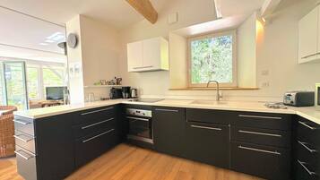 Casa Deluxe, vista a la montaña | Cocina privada | Refrigerador, microondas, horno y parrilla de estufa