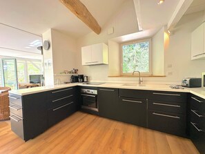 Deluxe huis, uitzicht op bergen | Privékeuken | Een koelkast, een magnetron, een oven, een kookplaat