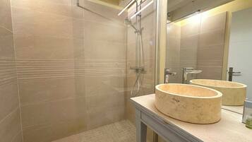 Deluxe huis, uitzicht op bergen | Badkamer | Een haardroger