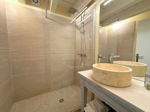 Deluxe House, Mountain View | Bathroom | Hair dryer