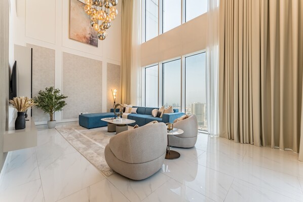 TV - Next to Zabeel Park, Steps from the Metro Station, and Minutes to Downtown Dubai (Dubai)