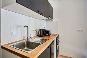 Kühlschrank, Mikrowelle, Herdplatte, Wasserkocher mit Kaffee-/Teezubehör