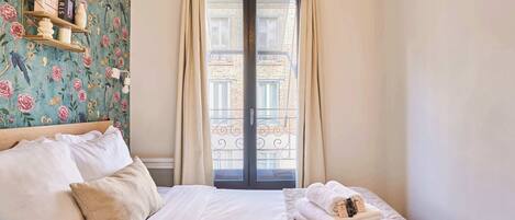 Fer et planche à repasser, lit parapluie, Wi-Fi, draps fournis