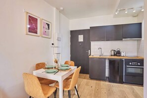 Réfrigérateur, micro-ondes, plaque de cuisson, cafetière/bouilloire