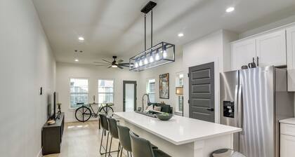 Walkable E Downtown Houston Townhome: Pet-friendly