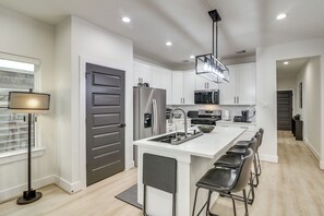 Apartment (3 Bedrooms) | Interior - East Downtown Walkability! Modern Houston Townhome (Houston)