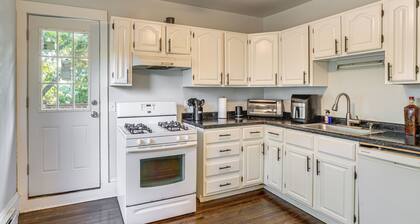 2 Mi to Dtwn! Walkable Minneapolis Apt w/ Deck