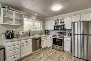 House (6 Bedrooms) | Interior