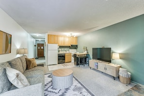 Apartment (1 Bedroom) | Interior - Easy Red River Ski Access! Outdoor Adventure Condo (Red River)