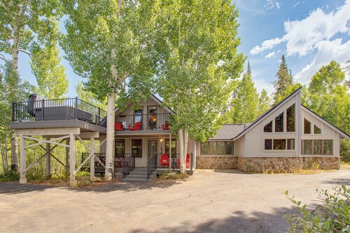 Mtn-view Deck: Stunning Fraser Home By Ski Shuttle