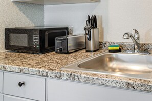 Apartment (0 Bedroom) | Interior - 2 Mi to Chassahowitzka River! Cozy Resort Studio (Homosassa)