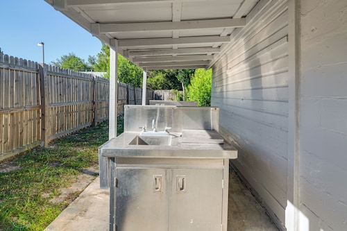 2 Mi to 7 Sisters Springs! Home w/ Resort Perks