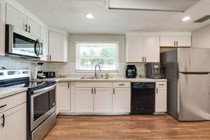 House (2 Bedrooms) | Interior - 2 Mi to 7 Sisters Springs! Home w/ Resort Perks (Homosassa)