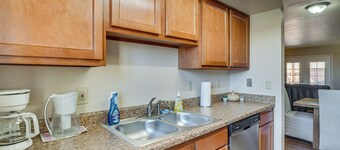 5 Mi to Dtwn: Tucson Townhome w/ Pool Access!