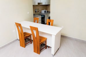 Escritorio, espacio para trabajar con laptop y wifi gratis