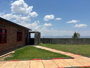 Vista frontal de la propiedad