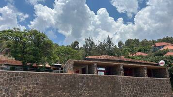 Vista frontal de la propiedad