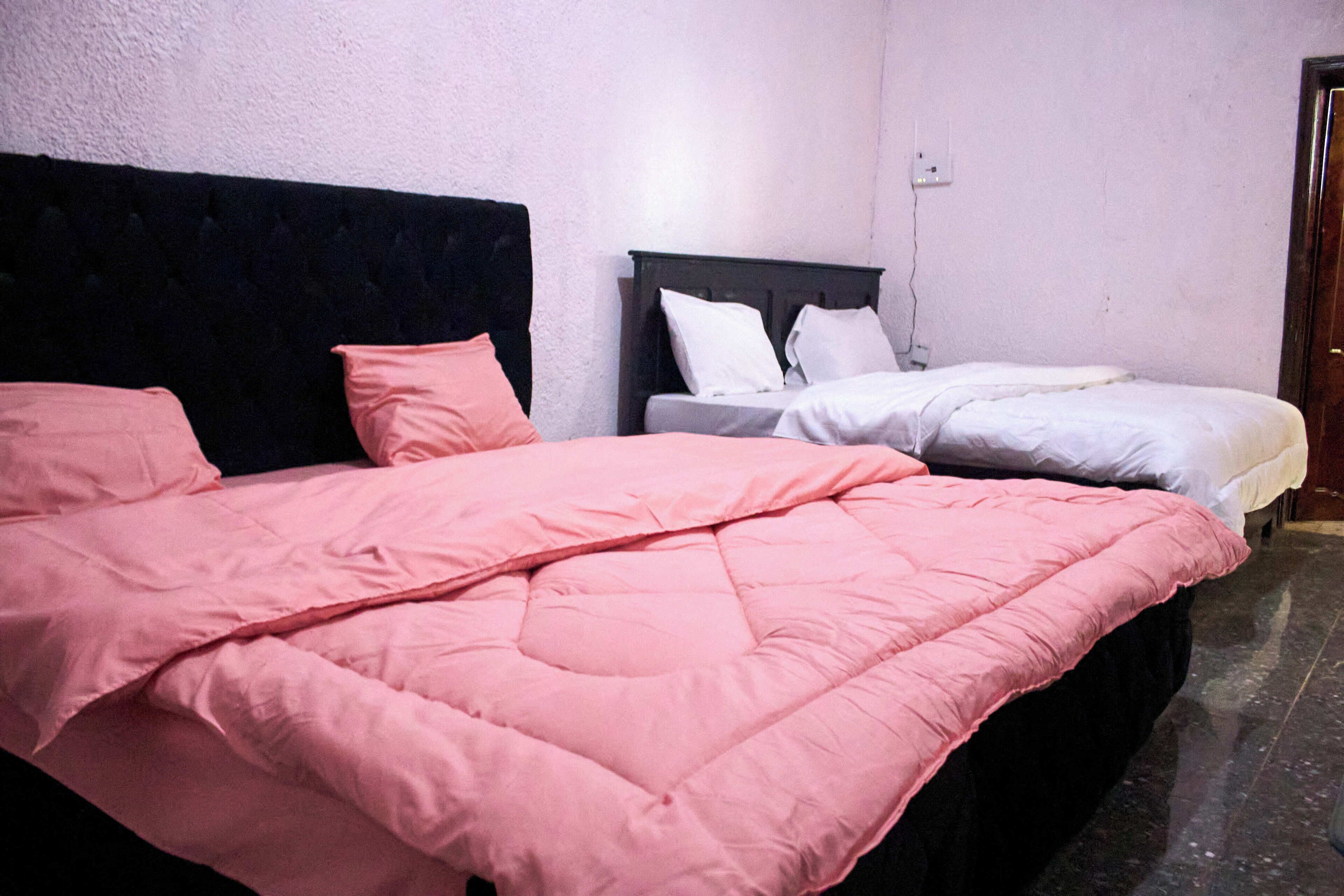 Bureau, espace de travail pour ordinateur portable, Wi-Fi gratuit