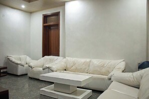 Deluxe Room, Balcony, Garden View | Living area