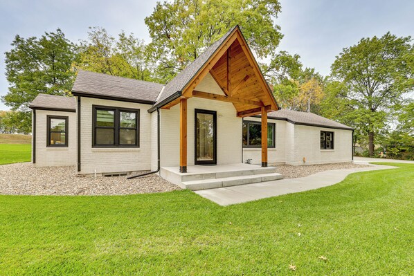 House (3 Bedrooms) | Interior - Topeka Farmhouse Hideaway: 5 Mi to Downtown! (Topeka)