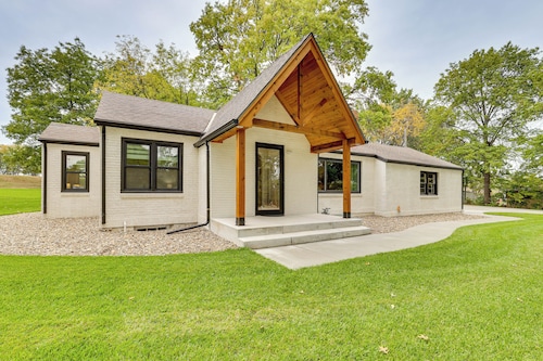 Topeka Farmhouse Hideaway: 5 Mi to Downtown!