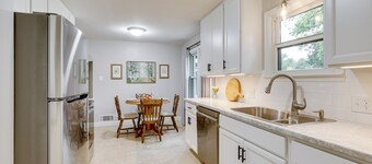 Topeka Farmhouse Hideaway: 5 Mi to Downtown!