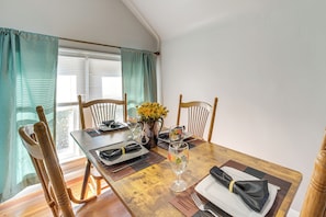 Apartment (1 Bedroom) | Interior - Walk to Coventry Village: Charming Top-floor Unit! (Cleveland Heights)