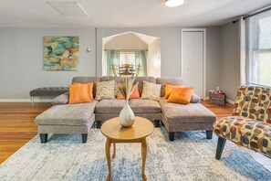 Apartment (1 Bedroom) | Interior - Walk to Coventry Village: Charming Top-floor Unit! (Cleveland Heights)