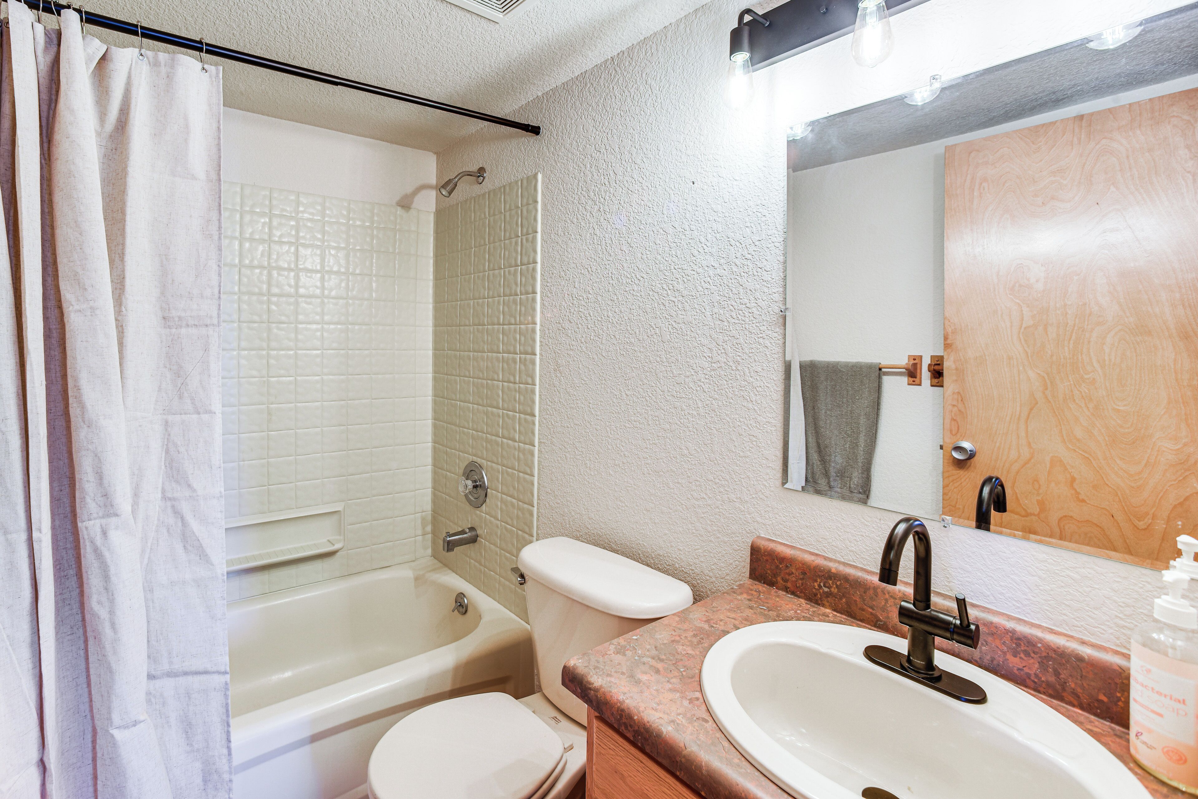 Ein Badezimmer mit Badewanne, Toilette und Waschbecken.
