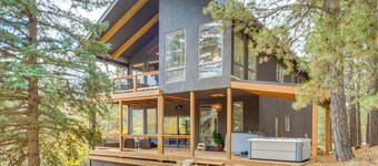 Luxury Home w/ Hot Tub & Mtn Views in Angel Fire!