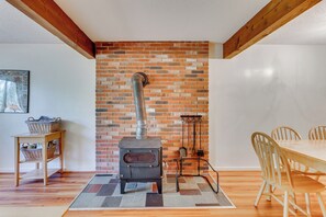 Apartment (2 Bedrooms) | Interior - White Mtn Adventure Base! Cozy Bartlett Condo (Bartlett)