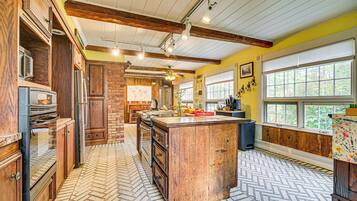 House (6 Bedrooms) | Interior