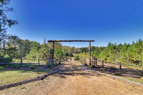 Pickwick Lake Cabin: Private Hot Tub, Shared Perks
