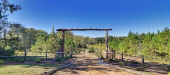 Pickwick Lake Cabin: Private Hot Tub, Shared Perks