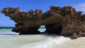 Ubicación cercana a la playa, tumbonas y toallas de playa