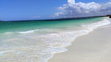 Playa en los alrededores, camastros y toallas de playa