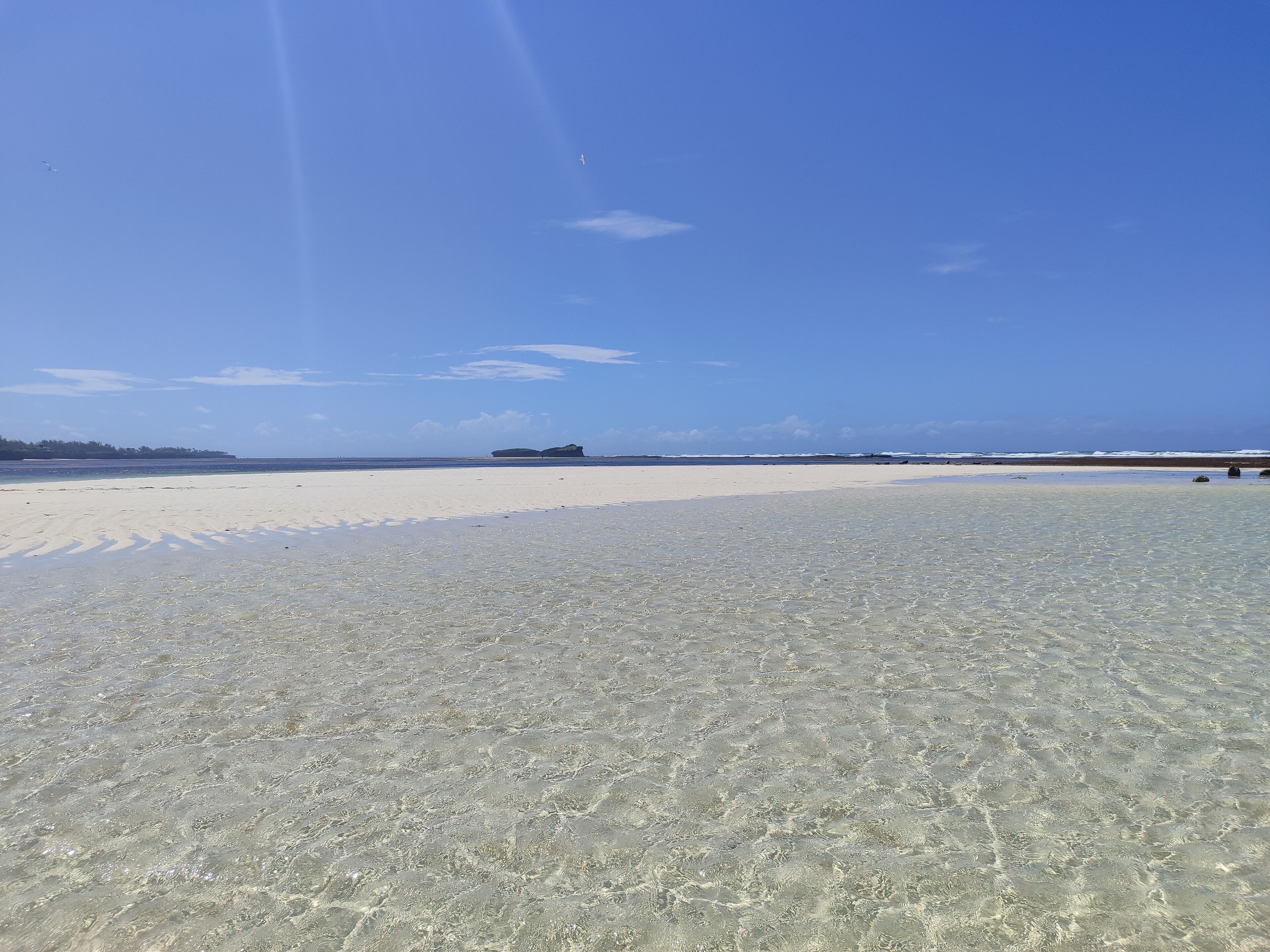 在海灘附近、躺椅、沙灘巾