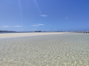 Beach nearby, sun loungers, beach towels