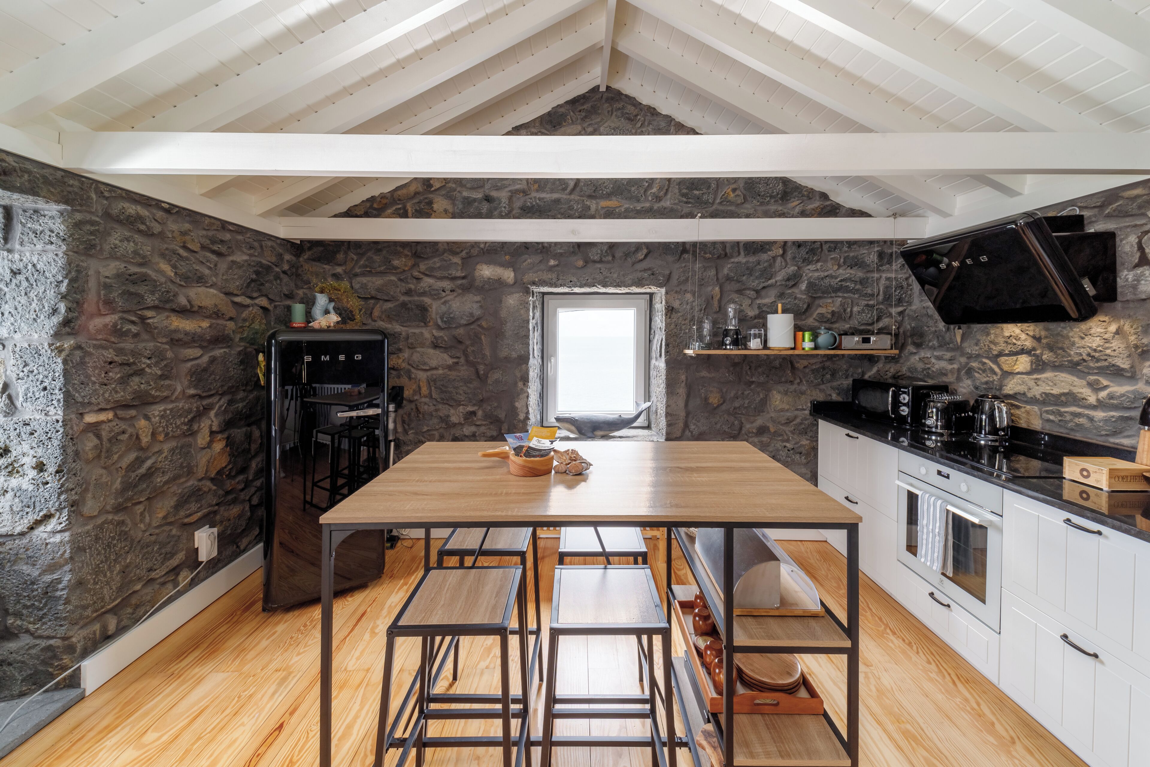 Een koelkast, een magnetron, een oven, een kookplaat