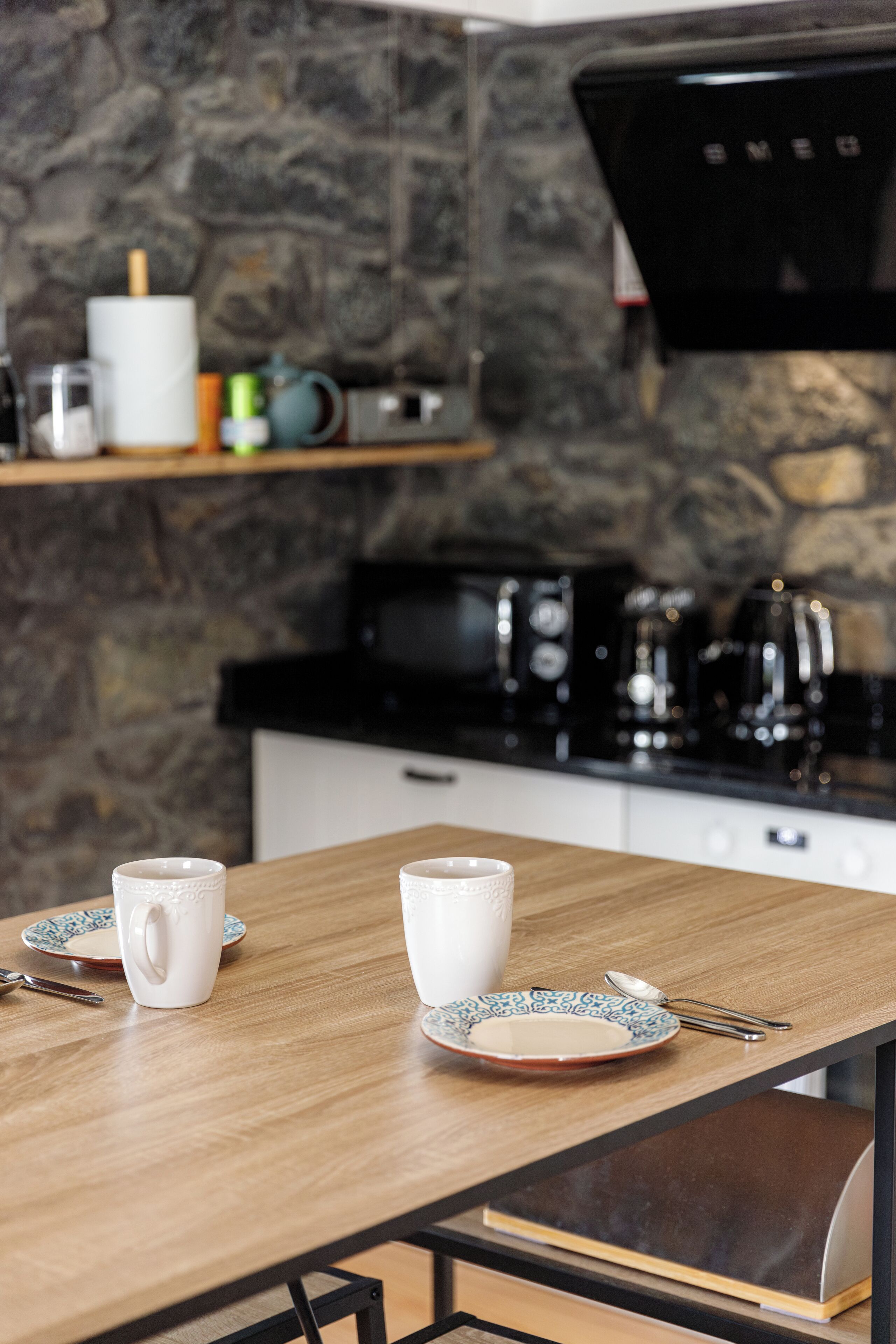 Een koelkast, een magnetron, een oven, een kookplaat