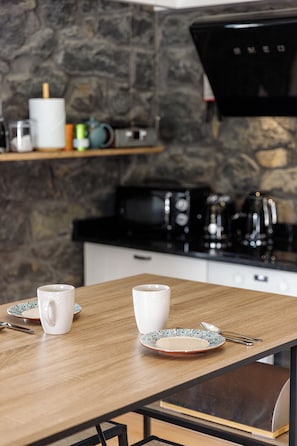 Réfrigérateur, micro-ondes, four, plaque de cuisson