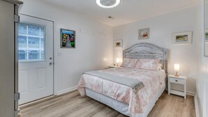 2 bedrooms, WiFi, bed sheets - Turtle Cove - Cozy retreat steps from the ocean, (Kure Beach)