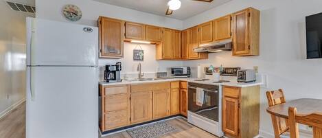 Een koelkast, een microgolfoven, een oven, een kookplaat