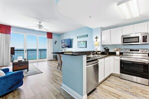 Kjøleskap, mikrobølgeovn, ovn og kokeplater