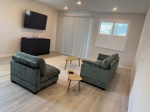 Living area - Tranquil 4-bedroom house in Roseville (Roseville)