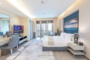 Luxe studio, balkon | Een kluis op de kamer, een bureau, een laptopwerkplek