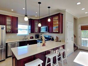 ثلاجة، ميكروويف، فرن، موقد طهي مسطح