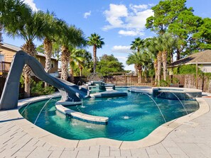 حمّام سباحة مُدفَّأ