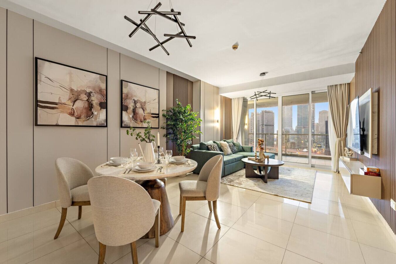 Un salon moderne comprenant un coin repas, un canapé vert et une grande fenêtre donnant sur la ville.